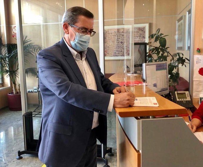 Imagen de archivo del secretario general del PSOE de Granada, José Entrena, presentando su precandidatura para el 26 congreso provincial