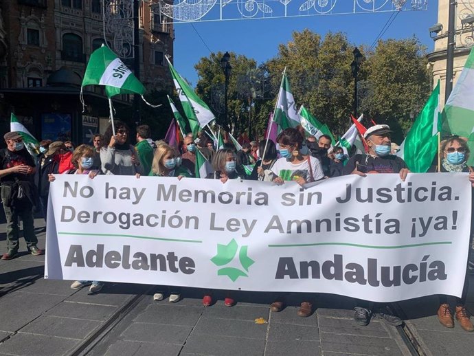 La parlamentaria andaluza de Adelante Andalucía Teresa Rodríguez durante su participación en la manifestación por la Ley de Memoria Histórica celebrada este sábado en Sevilla.
