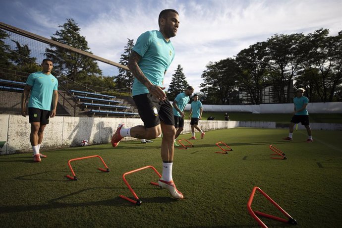 Archivo - HANDOUT - 20 July 2021, Japan, Yokohama: Brazil's Dani Alves practices during a training session for the Brazil Olympic soccer team ahead of Thursday's men's tournament Group D soccer match against Germany during the Tokyo 2020 Olympic Games. 