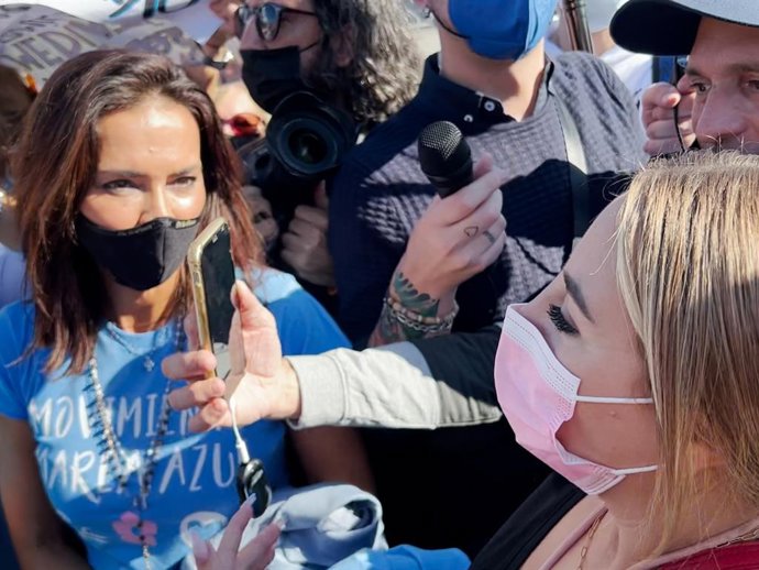 Rocío Flores y Olga Moreno juntas en la concetración que 'la marea azul' ha protagonizado esta mañana en Málaga.