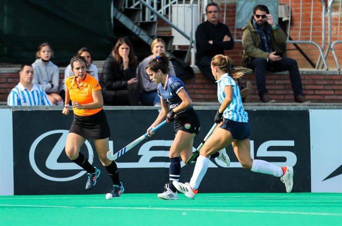 La jugadora del Junior FC Laura Bosch en las semifinales de la Copa de SM la Reina de hockey ante el Club Egara