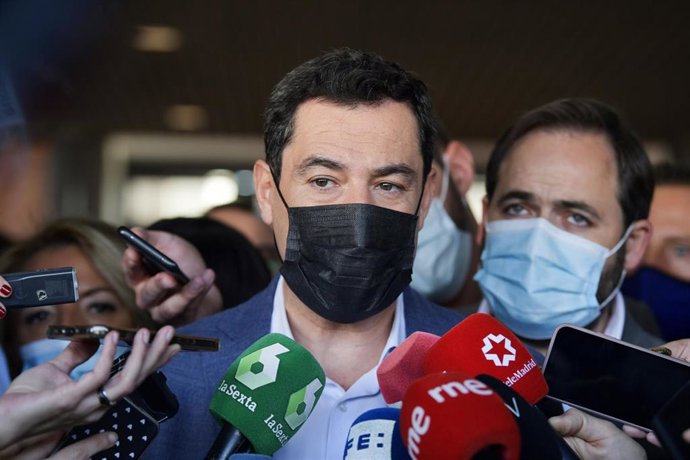 El presidente andaluz, Juanma Moreno, a su llegada  al congreso del PP en Castilla-La Mancha.