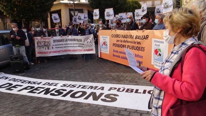 Concentración organizada por la Coordinadora balear por la defensa de las pensiones públicas en Palma.