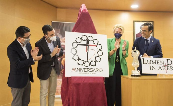 El Ayuntamiento de Almería arropa a la Agrupación de Cofradías en la presentación de su 75 aniversario