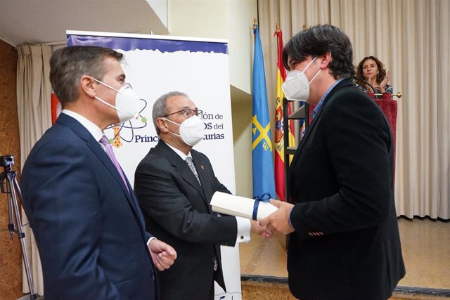 El consejero de Ciencia recoge el premio de Miguel Ferrero Fuertes, presidente de la Asociación de Químicos del Principado (en la imagen, a la izquierda) y Javier Santos Navia, decano del Colegio Oficial de Químicos de Asturias y León (derecha)