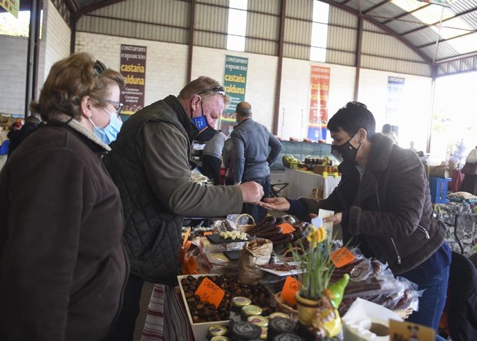 Las Regueras vende toda la cosecha de castaña valduna en el primer día de certamen alcanzando precios de récord.
