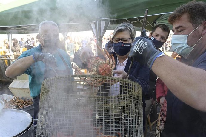 La  conselleira do Mar, Rosa Quintana, en las jornadas de la centolla de Lorbé