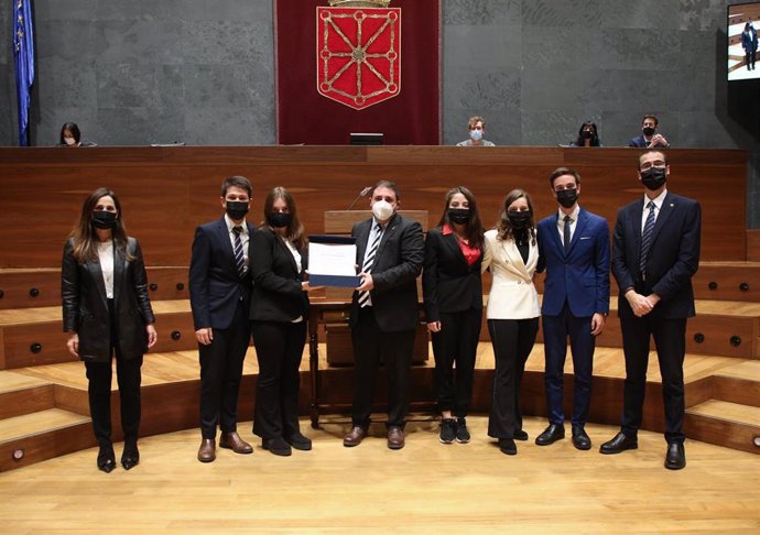 El equipo de la Universidad de Deusto, ganador de la VIII Liga de Debate Universitario en Euskera, posa con su premio en el Parlamento de Navarra