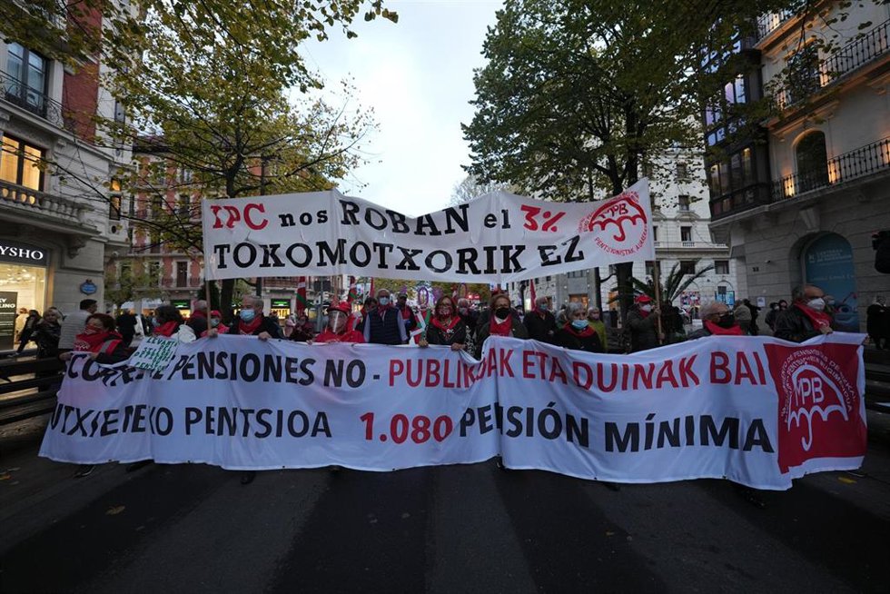 Un grupo de personas participa en Bilbao  con pancartas en una marcha de pensionistas para protestar por los recortes y decir no a la reforma de pensiones