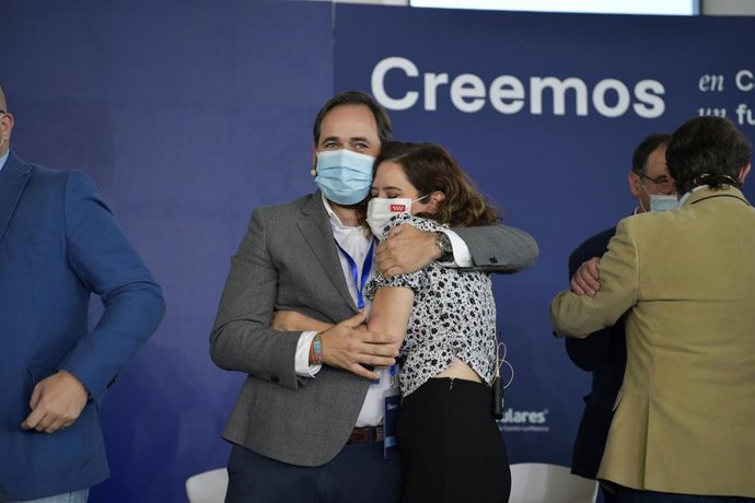 El presidente del PP de C-LM, Paco Núñez, abraza a su homóloga madrileña, Isabel Díaz Ayuso