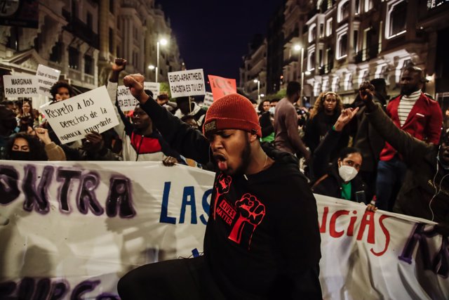 Un grupo de personas participa en una manifestación antirracista por la capital, a 13 de noviembre de 2021, en Madrid, (España).