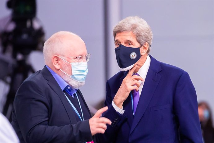 13 November 2021, United Kingdom, Glasgow: Frans Timmermans (L), Executive Vice President of the European Union's Green Deal, and John Kerry, the US President's Special Envoy on Climate, talk before the start of a session at the United Nations Climate C