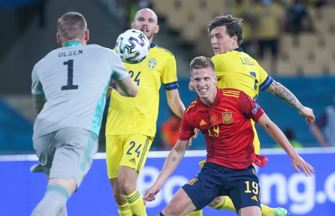 Archivo - 14 June 2021, Spain, Seville: Spain's Dani Olmo (C) and Sweden goalkeeper Robin Olsen battle for the ball during the UEFAEURO2020 Group Esoccer match between Spain and Sweden at La Cartuja Stadium. Photo: Cezearo De Luca/dpa