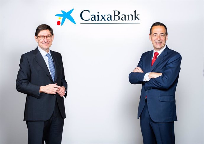 Archivo - El president de CaixaBank, José Ignacio Goirigolzarri, i el conseller delegat de l'entitat, Gonzalo Gortázar