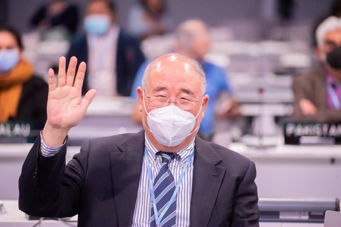 13 November 2021, United Kingdom, Glasgow: China's chief negotiator Xie Zhenhua waves to photographers during a session at the United Nations Climate Change Conference (COP26). Photo: Christoph Soeder/dpa