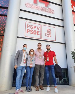 Los secretarios de LGBT del PSOE, Víctor Gutiérrez, y el PSPV, Damián López.