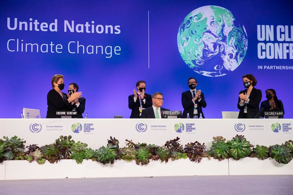 13 November 2021, United Kingdom, Glasgow: President of the Cop26 Climate Summit Alok Sharma (C) is applauded at the closing plenary session of the United Nations Climate Change Conference (COP26). Photo: Christoph Soeder/dpa