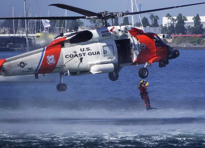 Archivo - 11 November 2020, US, San Diego: A member of the US Coast Guard gets out from a helicopter during a performance in San Diego Bay on Veterans Day. Photo: K.C. Alfred/San Diego Union-Tribune via ZUMA/dpa