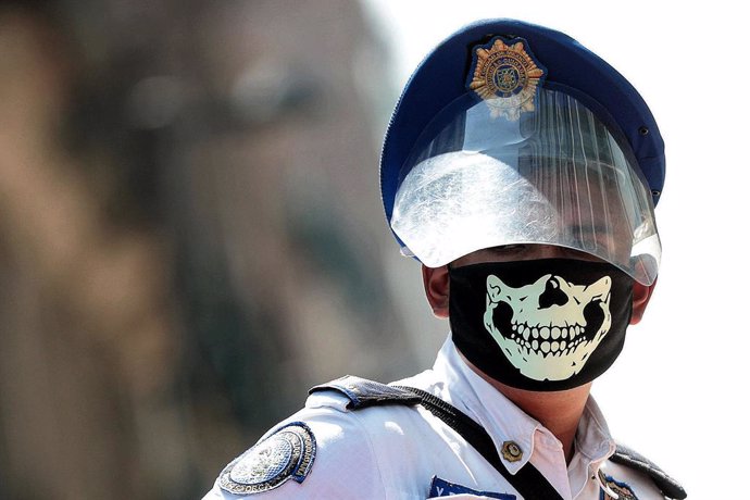 Archivo - 16 July 2020, Mexico, Mexico City: A police officer wears a face shield and a mask as he stands in Plaza del Zocalo square amid the spread of the coronavirus (COVID-19) across the country. Photo: -/El Universal via ZUMA Wire/dpa
