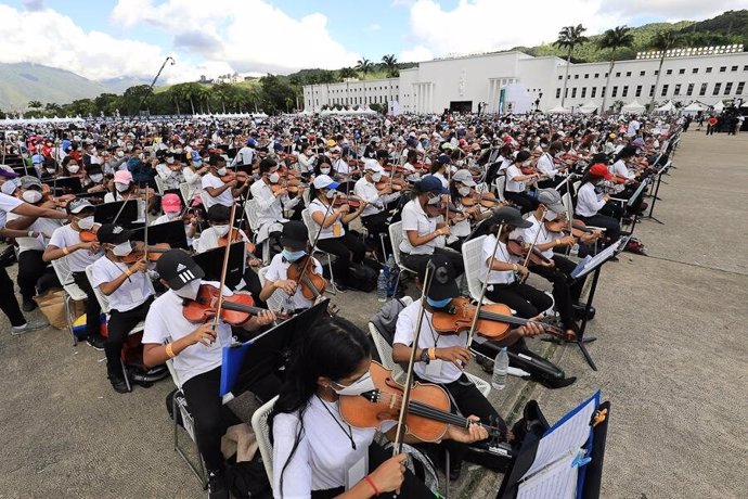 Miles de participantes en el intento de entrar en el libro Guinnes de los récords como la orquesta más grande del mundo, en Venezuela
