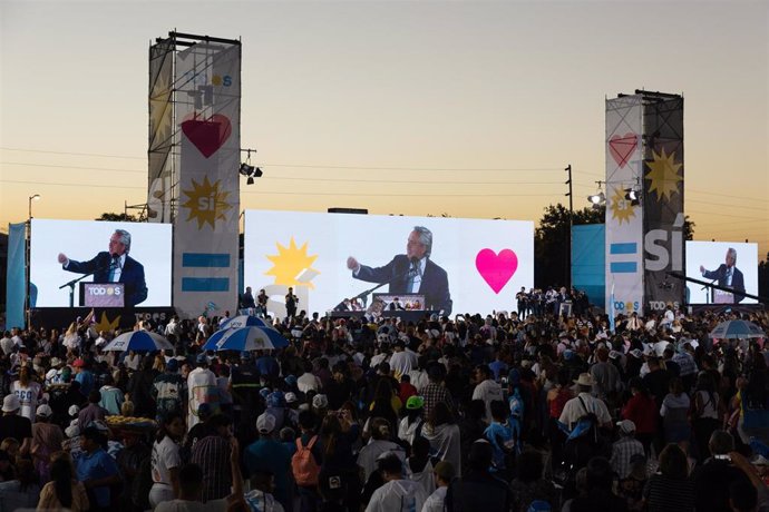 El presidente de Argentina, Alberto Fernández, durante el cierre de campaña para las legislativas de este domingo, a las que su partido, el Frente de Todos, llega con unas bajas expectativas.