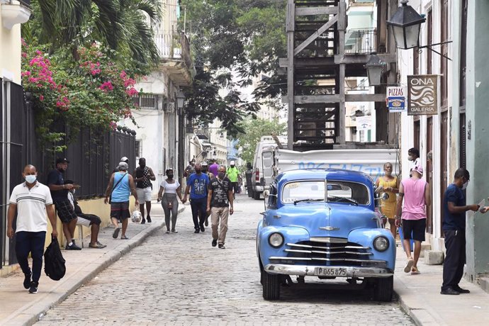 Archivo - Personas con mascarilla en una calle de La Habana