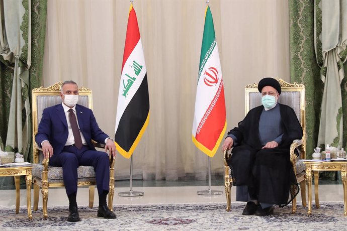 Archivo - HANDOUT - 12 September 2021, Iran, Tehran: Iranian President Ebrahim Raisi (R)meets with Iraqi Prime Minister Mustafa Al-Kadhimi during his visit to Iran. Photo: -/Iranian Presidency/dpa - ATTENTION: editorial use only and only if the credit 