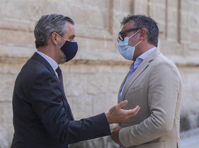 Archivo - El consejero de Hacienda, Juan Bravo, conversa con el portavoz parlamentario de Vox, Manuel Gavira, en una imagen de 15 de septiembre.