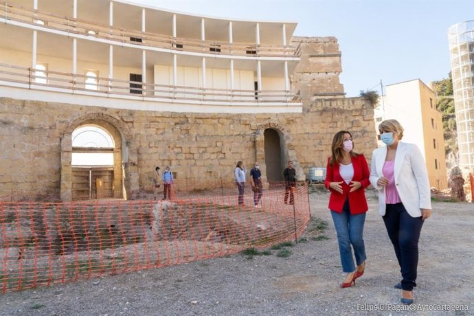 Visita al Anfiteatro Romano de la alcaldesa y la vicealcaldesa de Cartagena