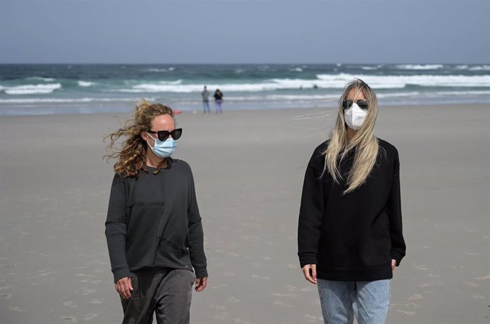 Archivo - Dos mujeres llevan mascarilla en la Playa das Salseiras, a 3 de abril de 2021, en el municipio de A Laracha, A Coruña, Galicia (España). Desde el pasado miércoles es obligatorio el uso de mascarillas en cualquier espacio público, independiente