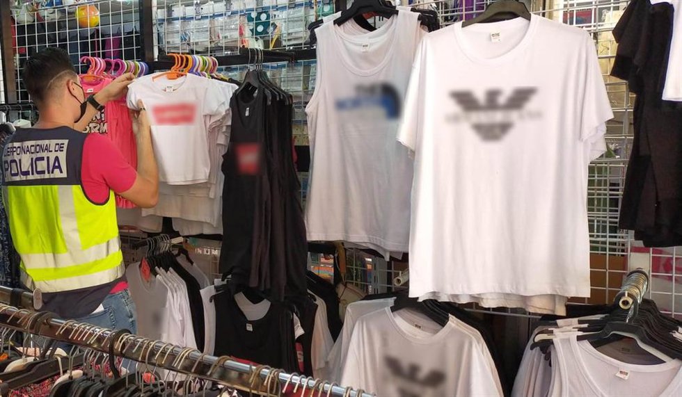 Productos falsificados intervenidos en Benidorm (Alicante)