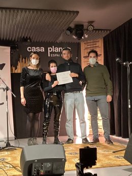 El ganador Max Codinach, con los directores Ti Lliteres y Núria Ramon, y Laia Martínez de Jansky