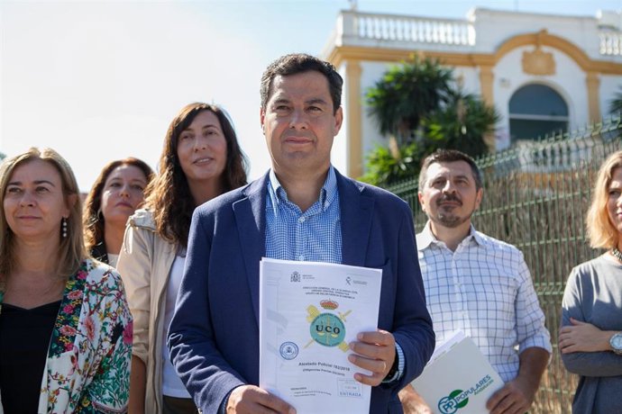 Archivo - El presidente del PP-A, Juanma Moreno, en la comparecencia que hizo en octubre de 2018 ante el edificio del antiguo club Don Angelo  Para denuncia "corrupción socialista"