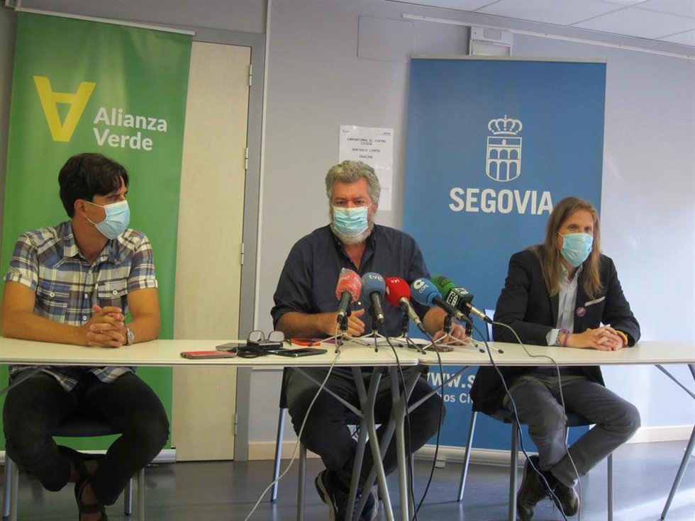 Archivo - El coordinador de IU en Castilla y León, Juan Gascón (izquierda), el coordinador de Alianza Verde, Juantxo López de Uralde (centro) y el secretario general de la formación morada en Castilla y León, Pablo Fernández (derecha).