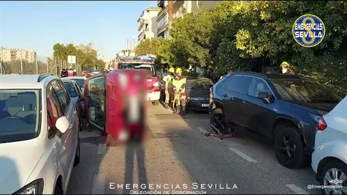 Vehículo accidentado en la calle Ciudad de Manises