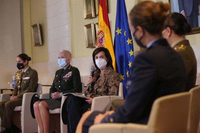 La ministra de Defensa, Margarita Robles, junto a mujeres militares en el coloquio 'Mujeres militares: Retos Superados'