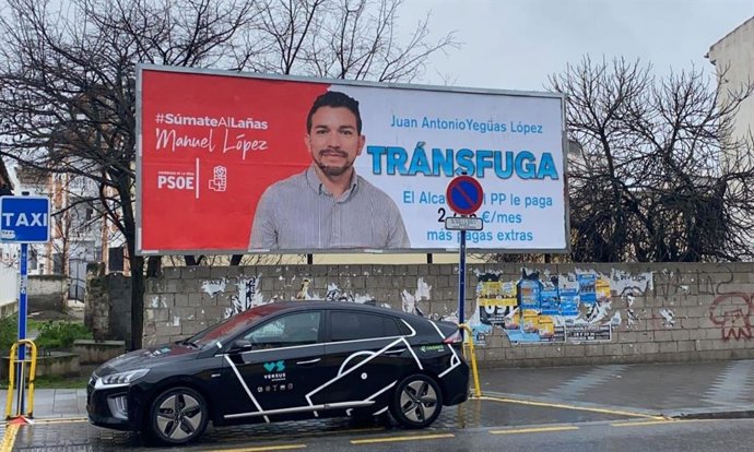 Valla publicitaria en la que el PSOE tacha de tránsfuga al edil de Churriana de la Vega (Granada) Juan Antonio Yeguas.