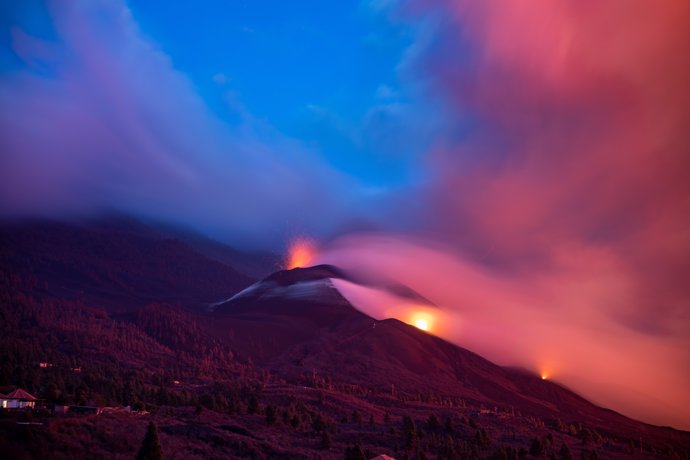 Nube de ceniza y lava que salen del volcán de Cumbre Vieja, a 12 de noviembre de 2021, en Tacande de Abajo, Santa Cruz de Tenerife, Canarias, (España).