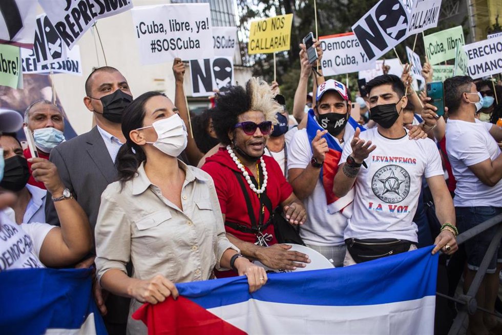 Archivo - La portavoz de VOX en la Asamblea de Madrid, Rocío Monasterio, protesta junto a un grupo de personas que se concentran ante la Embajada de Cuba en Madrid