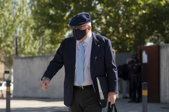 Archivo - El ahora comisario jubilado José Manuel Villarejo a su salida de la Audiencia Nacional tras declarar en el primer juicio de la macrocausa 'Tándem', a 13 de octubre de 2021, en San Fernando de Henares, Madrid, (España). La Audiencia Nacional ha