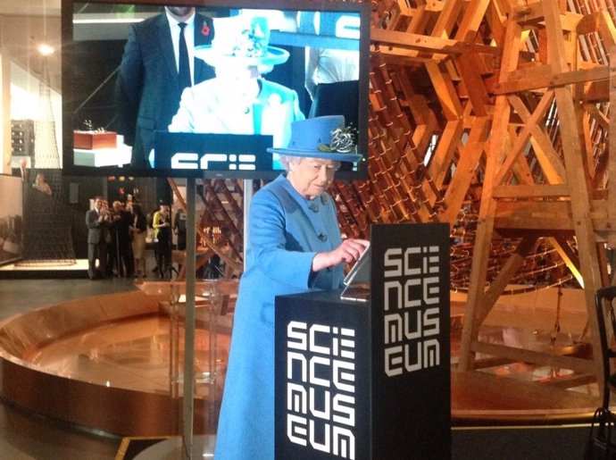 Archivo - La reina Isabel II de Inglaterra ha mandado este viernes su primer tuit, a los 88 años de edad. Lo ha hecho para dar oficialmente por inaugurada de la exposición de la Era de la Información en el Museo de Ciencias de Londres, y su mensaje ha g