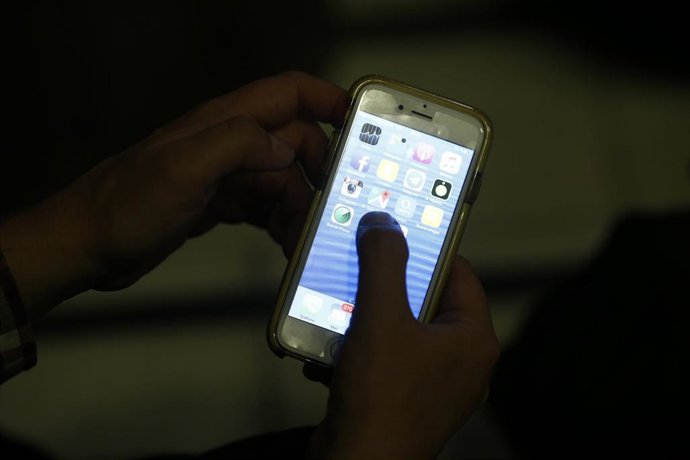 Archivo - Un smartphone
