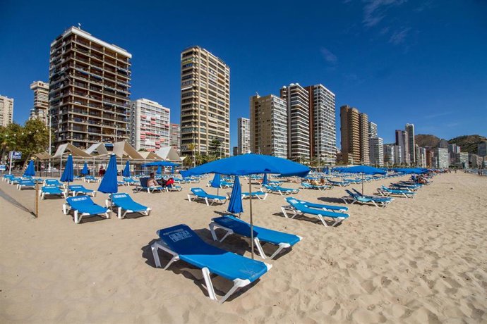 Archivo - Sombrillas y tumbonas en la Playa de Levante de Benidorm