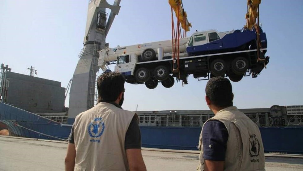 Archivo - Grúas móviles en el puerto de Hodeidah