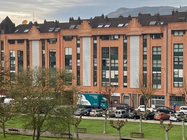 Archivo - Camión de mudanzas en Oviedo, en una imagen de archivo.