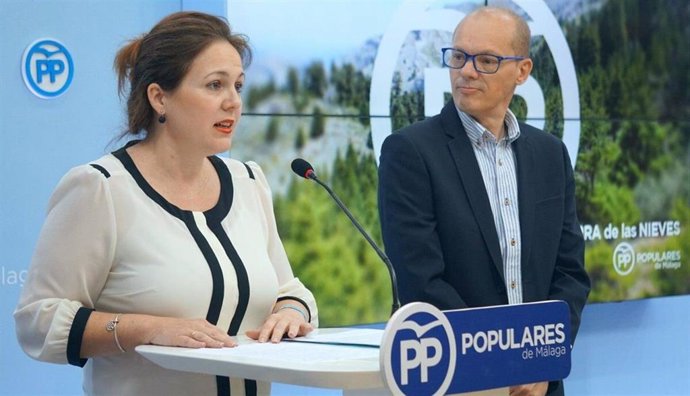 La vicesecretaria de Territorial del Partido Popular de Málaga, Natacha Rivas, en rueda de prensa junto a José Antonio Víquez