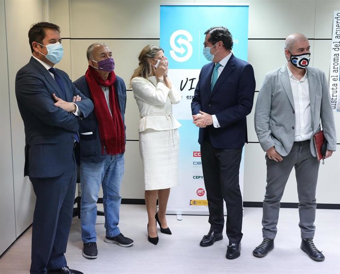 Archivo - (I-D) El presidente de Cepyme , Gerardo Cuerva; el líder de UGT, Pepe Álvarez; la ministra de Trabajo, Yolanda Díaz; el presidente de CEOE, Antonio Garamendi; y el líder de CCOO, Unai Sordo, en una imagen de archivo