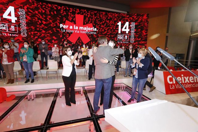 El presidente de la Generalitat Valenciana, Ximo Puig, y la ministra de Ciencia e Innovación, Diana Morant, se abrazan en la primera jornada del XIV Congreso del PSPV-PSOE, a 13 de noviembre de 2021, en Benidorm