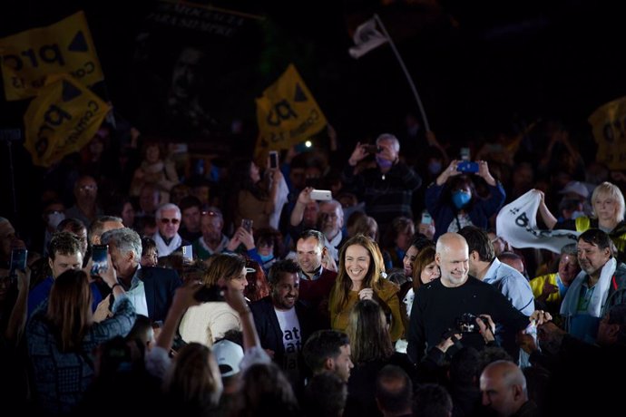10 November 2021, Argentina, Buenos Aires: Eugenia Vidal (C), former governor of Buenos Aires province, and Horacio Rodriguez Larreta (R), mayor of the city of Buenos Aires, wave to supporters during the closing campaign of the party "Juntos por el Camb