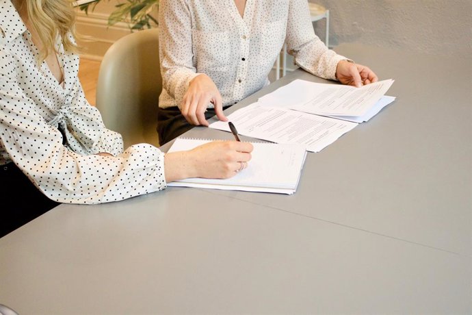 Archivo - La banca española tiene una "brecha de antigüedad" que dificulta a las mujeres ocupar puestos directivos, según Orfin
